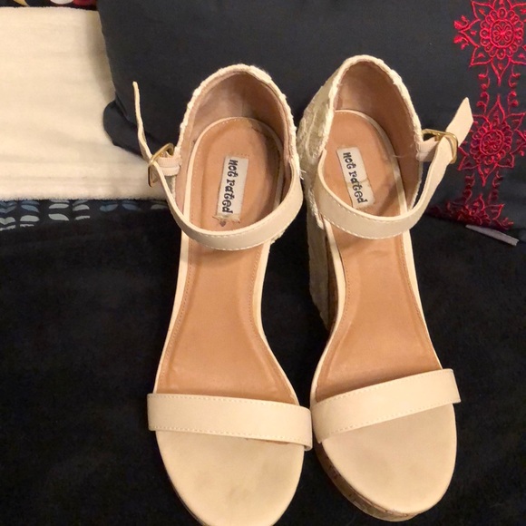 Women’s lace detail cream colored wedges (9.5) - Picture 3 of 8
